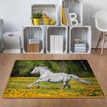 Fototeppich bedruckt mit einem galoppierenden weißen Pferd von uniquecarpets