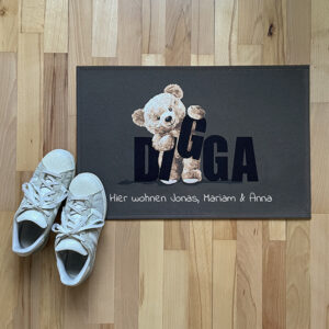 personalisierte Fußmatte mit lustigem Teddy-Motiv. Ein Teddy begrüßt die Gäste mit Digga. Kategorie Fußmatt lustig