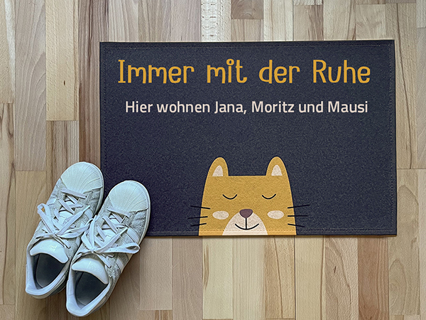 eine personalisierte Fußmatte mit einer Katze und einem Spruch