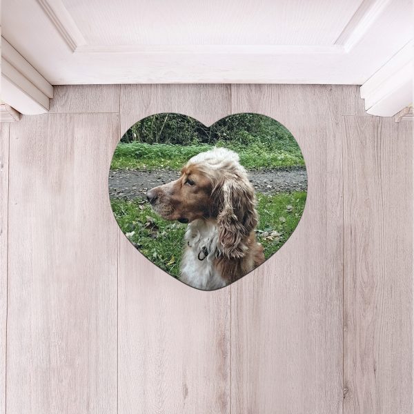 Herzförmige Fotofußmatte mit Hund im Seitenprofil auf einer Wiese